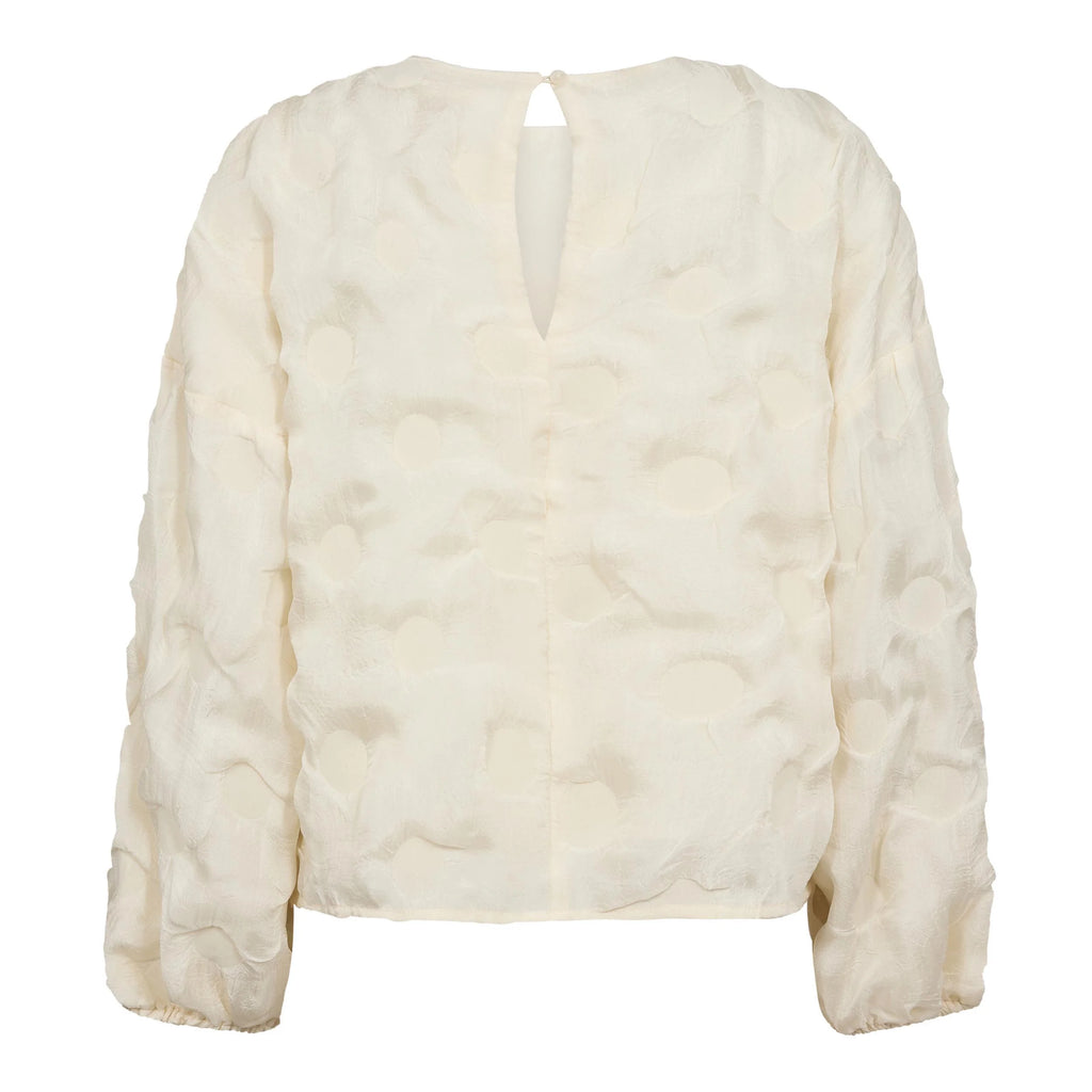 Co’Couture FeronCC Structure Blouse on offwhite-pusero teksturoidulla pinnalla. Väljä malli, joustavat hihansuut ja nappikiinnitys niskassa.