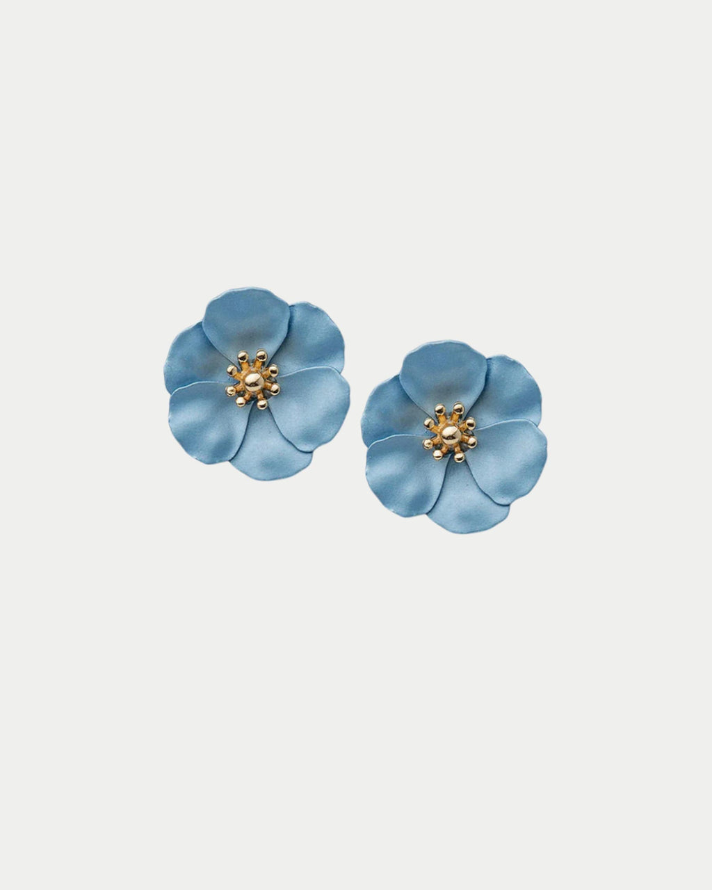 Flower Small Earrings -korvakorut tuovat asuun suloista ja kevyen näyttävää ilmettä. Herkkä kukkamuotoilu tekee niistä täydellisen asusteen niin arkeen kuin juhlavampiin hetkiin.