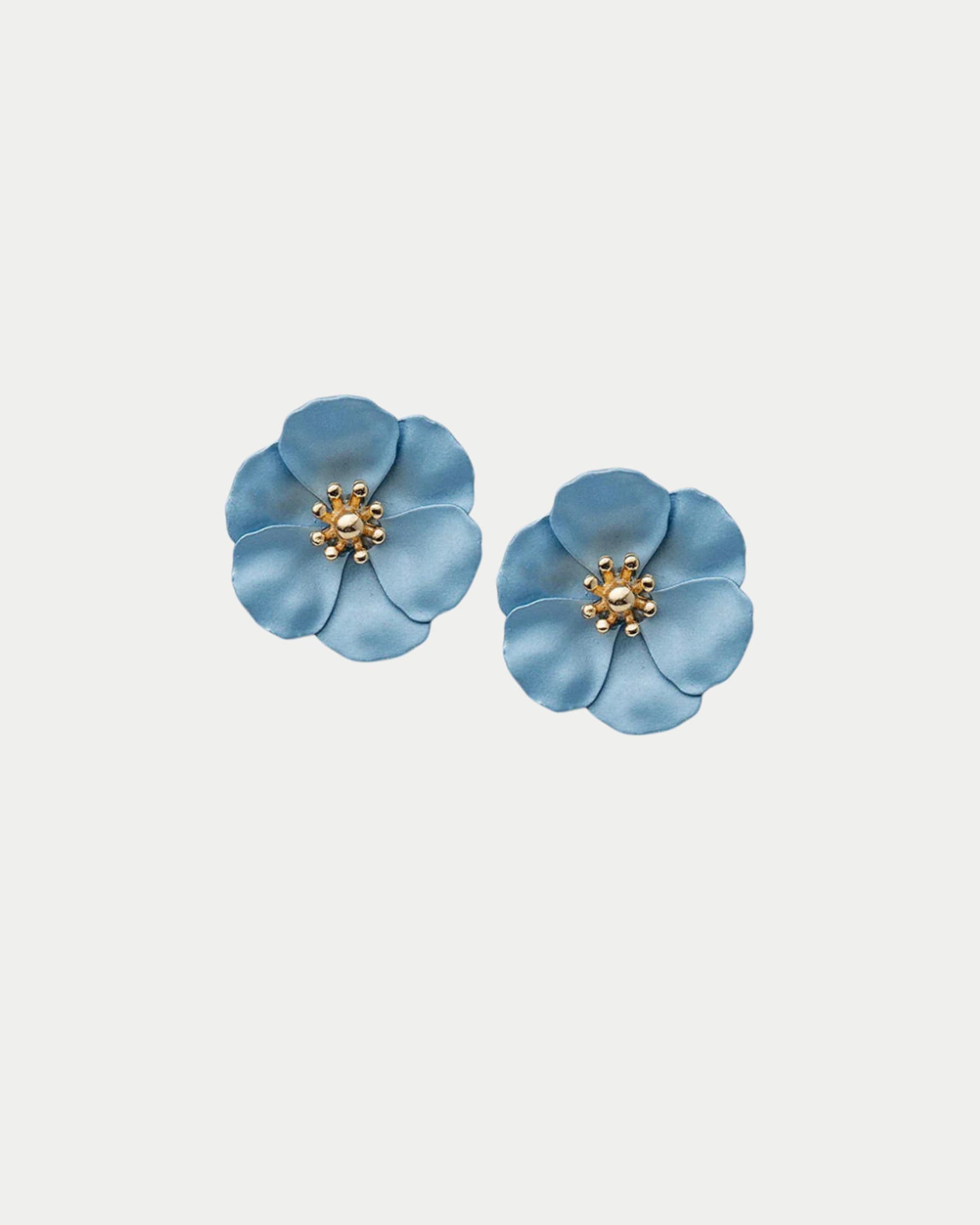 Flower Small Earrings -korvakorut tuovat asuun suloista ja kevyen näyttävää ilmettä. Herkkä kukkamuotoilu tekee niistä täydellisen asusteen niin arkeen kuin juhlavampiin hetkiin.