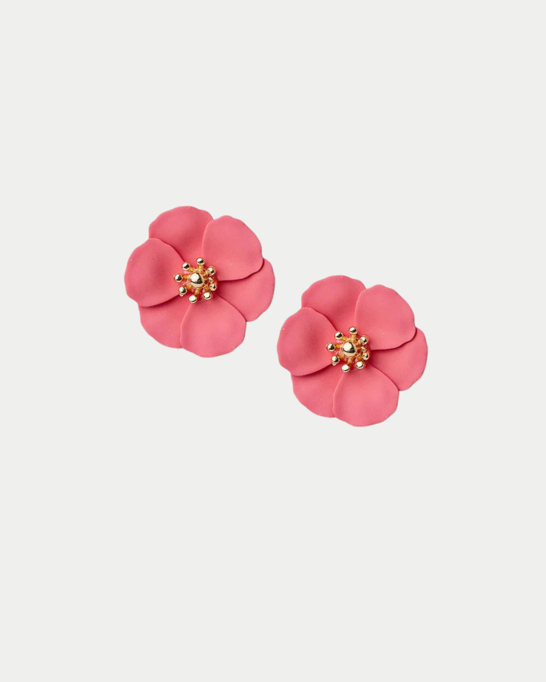 Flower Small Earrings -korvakorut tuovat asuun suloista ja kevyen näyttävää ilmettä. Herkkä kukkamuotoilu tekee niistä täydellisen asusteen niin arkeen kuin juhlavampiin hetkiin.