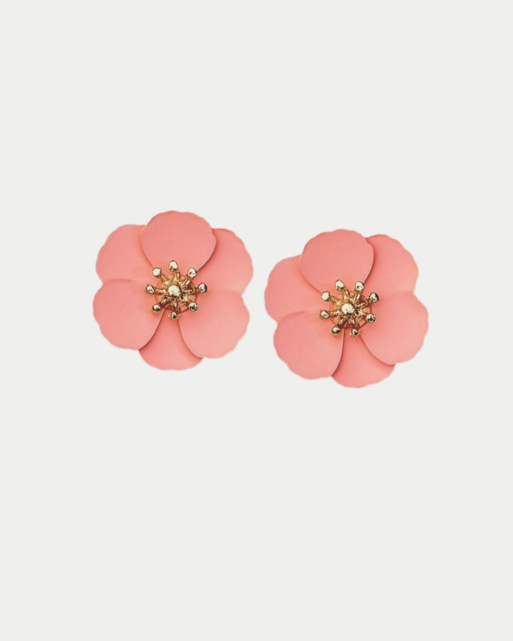 Flower Small Earrings -korvakorut tuovat asuun suloista ja kevyen näyttävää ilmettä. Herkkä kukkamuotoilu tekee niistä täydellisen asusteen niin arkeen kuin juhlavampiin hetkiin.