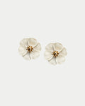 Flower Small Earrings -korvakorut tuovat asuun suloista ja kevyen näyttävää ilmettä. Herkkä kukkamuotoilu tekee niistä täydellisen asusteen niin arkeen kuin juhlavampiin hetkiin.