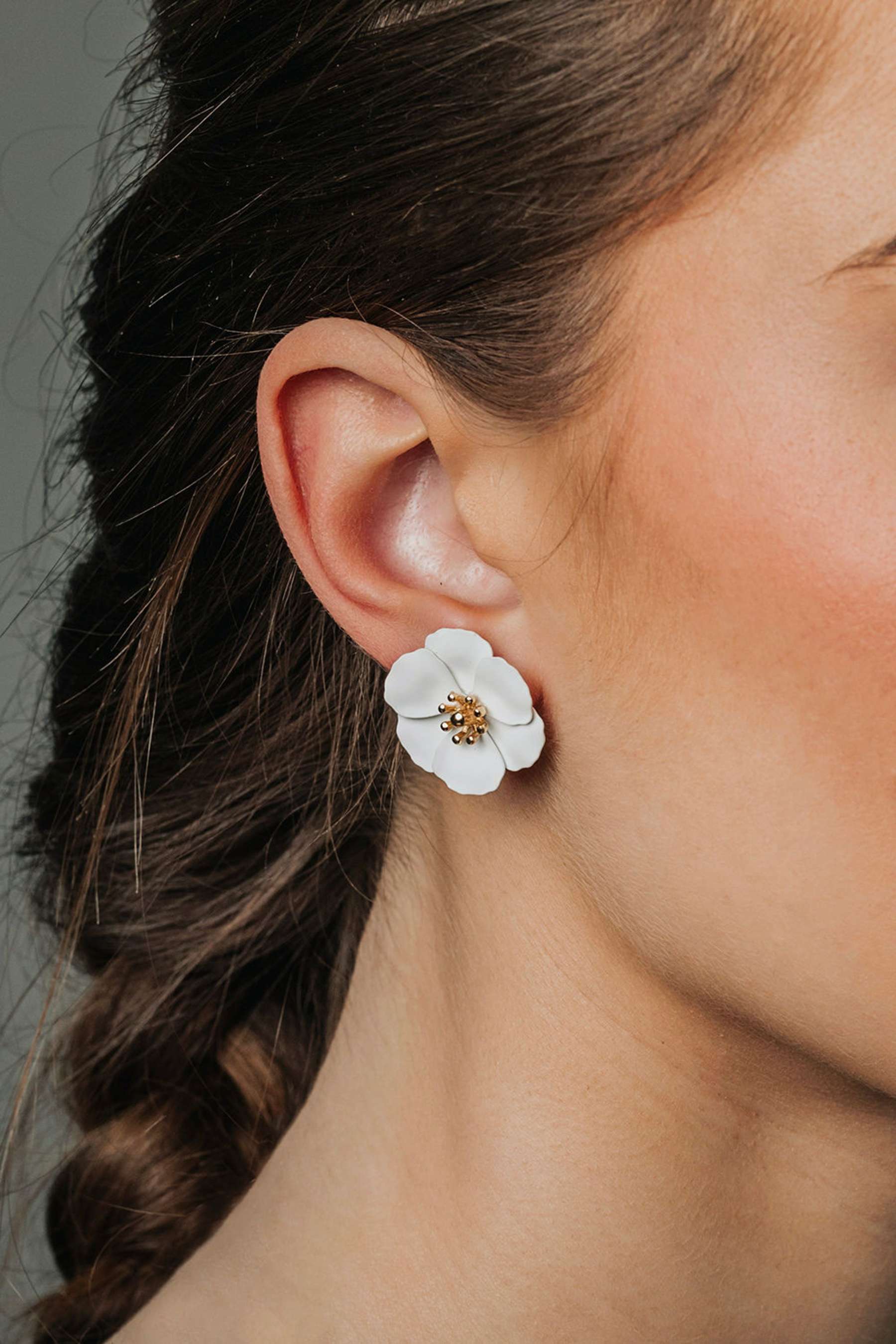 Flower Small Earrings -korvakorut tuovat asuun suloista ja kevyen näyttävää ilmettä. Herkkä kukkamuotoilu tekee niistä täydellisen asusteen niin arkeen kuin juhlavampiin hetkiin.