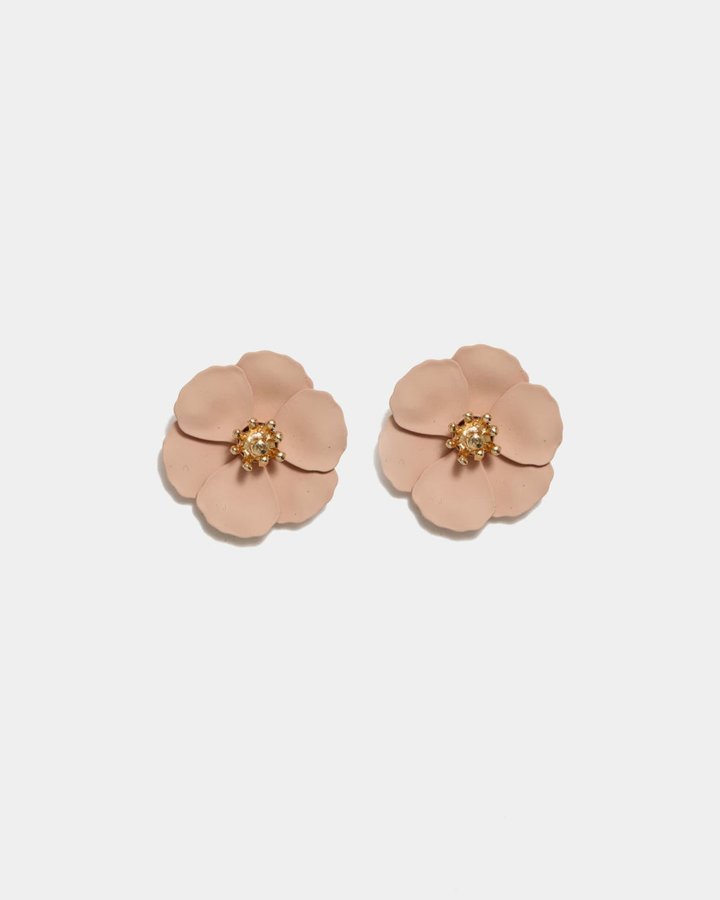 Flower Small Earrings -korvakorut tuovat asuun suloista ja kevyen näyttävää ilmettä. Herkkä kukkamuotoilu tekee niistä täydellisen asusteen niin arkeen kuin juhlavampiin hetkiin.