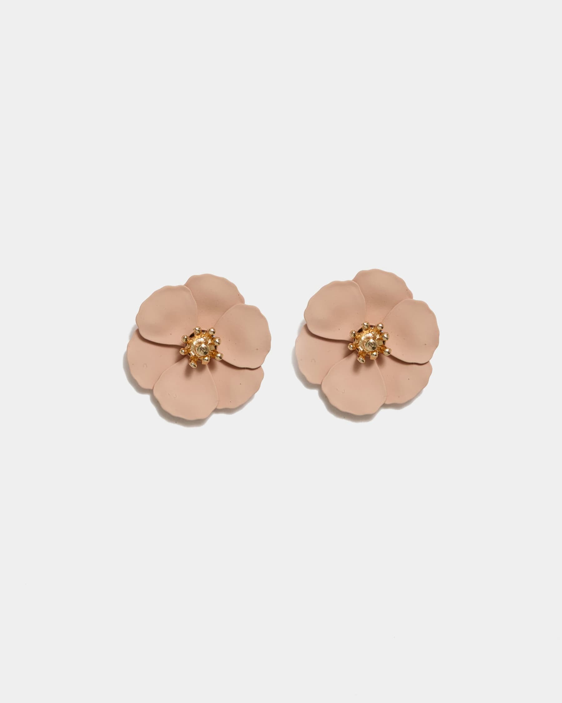 Flower Small Earrings -korvakorut tuovat asuun suloista ja kevyen näyttävää ilmettä. Herkkä kukkamuotoilu tekee niistä täydellisen asusteen niin arkeen kuin juhlavampiin hetkiin.