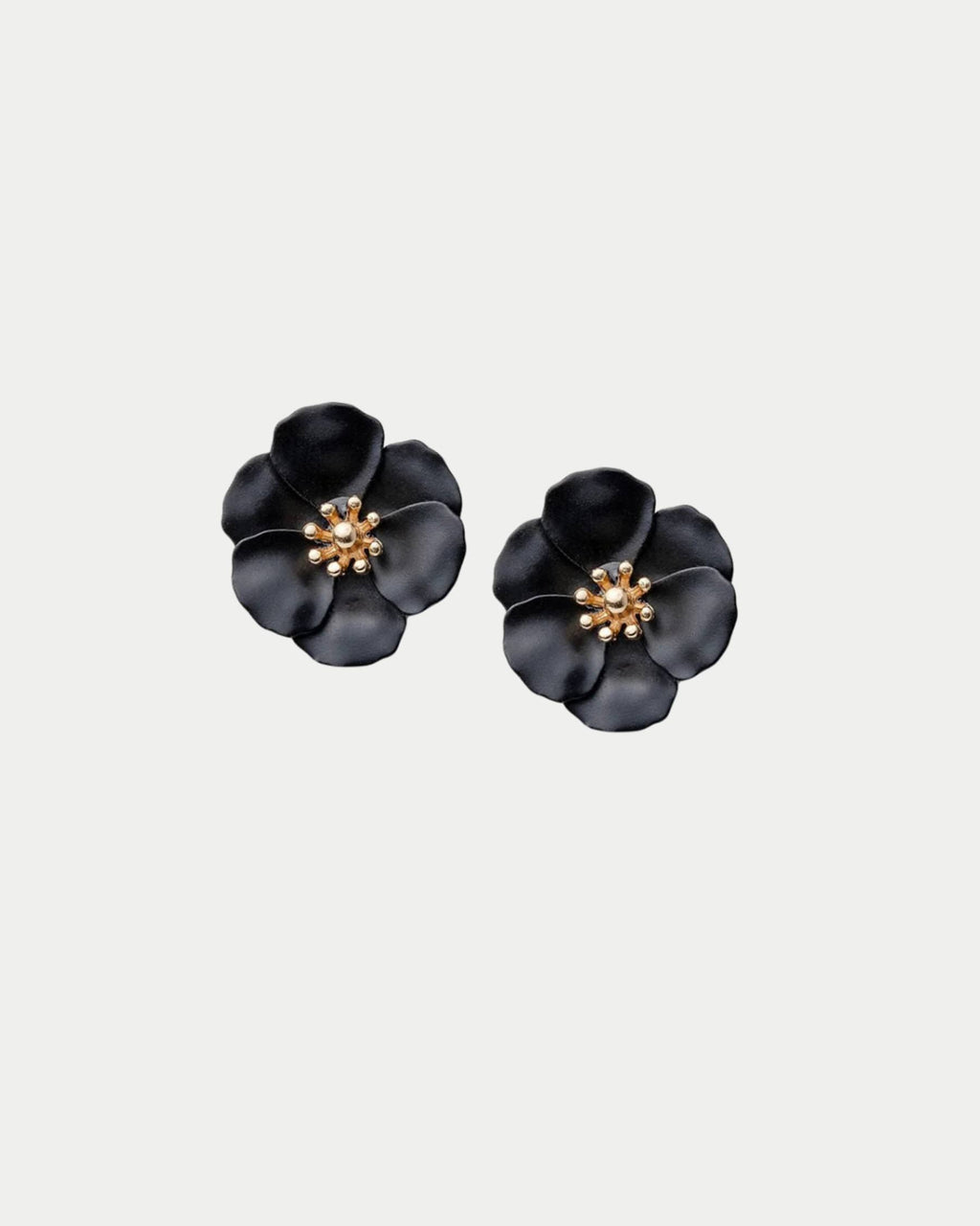 Flower Small Earrings -korvakorut tuovat asuun suloista ja kevyen näyttävää ilmettä. Herkkä kukkamuotoilu tekee niistä täydellisen asusteen niin arkeen kuin juhlavampiin hetkiin.