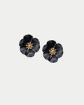 Flower Small Earrings -korvakorut tuovat asuun suloista ja kevyen näyttävää ilmettä. Herkkä kukkamuotoilu tekee niistä täydellisen asusteen niin arkeen kuin juhlavampiin hetkiin.