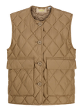 JXHOPE Quilted Vest on kevyt tikattu liivi, jossa on pyöreä pääntie, nappikiinnitys ja etutaskut. Helppo yhdistää t-paidan, neuleen tai collegepuseron päälle.