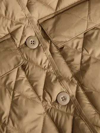 JXHOPE Quilted Vest on kevyt tikattu liivi, jossa on pyöreä pääntie, nappikiinnitys ja etutaskut. Helppo yhdistää t-paidan, neuleen tai collegepuseron päälle.