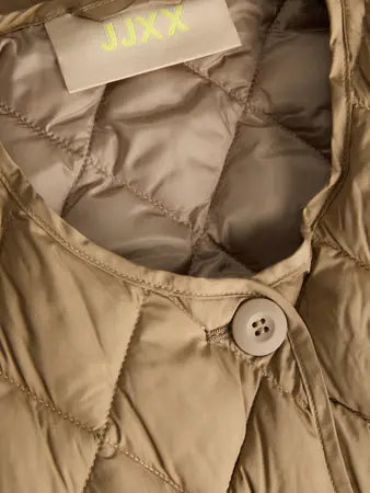 JXHOPE Quilted Vest on kevyt tikattu liivi, jossa on pyöreä pääntie, nappikiinnitys ja etutaskut. Helppo yhdistää t-paidan, neuleen tai collegepuseron päälle.