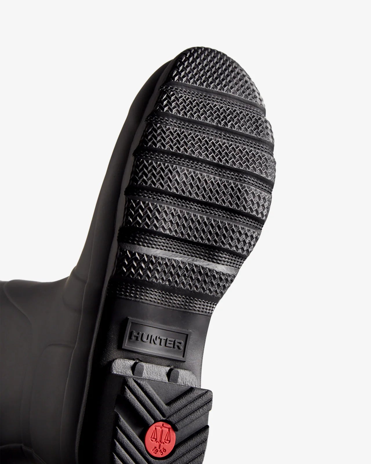 Hunter Original Short on ikonisen Hunter Tall -kumisaappaan lyhyempi versio, joka tarjoaa käytännöllisen ja mukavan vaihtoehdon jokapäiväiseen käyttöön. Puolipohkeen mittainen varsi tekee saappaista helposti yhdisteltävät esimerkiksi farkkujen tai hameiden kanssa.