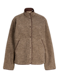 JXVERA Teddy Jacket on pehmeä teddy-takki korkealla kauluksella ja nappikiinnityksellä. 100 % kierrätetty polyesteri tekee takista lämpimän ja helpon arkeen.