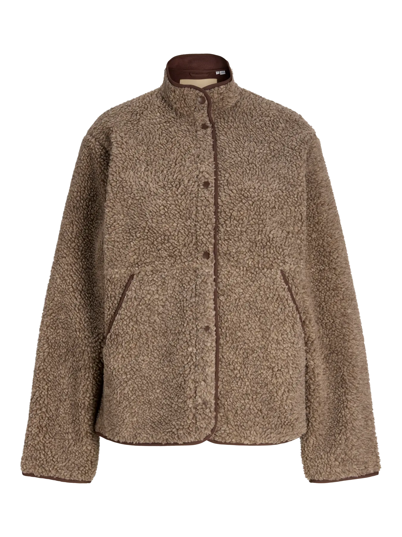 JXVERA Teddy Jacket on pehmeä teddy-takki korkealla kauluksella ja nappikiinnityksellä. 100 % kierrätetty polyesteri tekee takista lämpimän ja helpon arkeen.