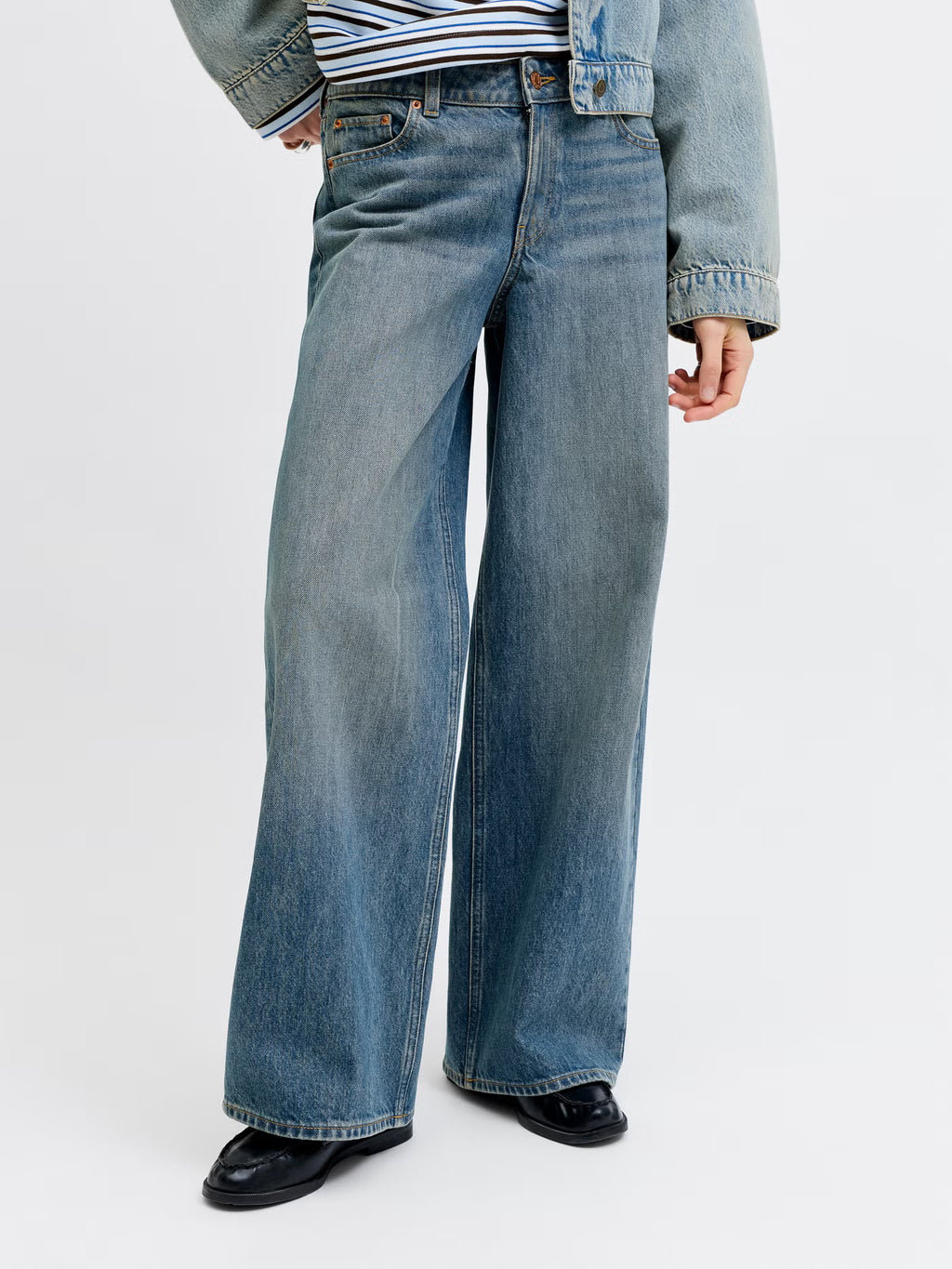 JJXX JXOSLO Archive Wide Jeans on leveälahkeinen farkkumalli keskikorkealla vyötäröllä. Haalistettu pesu ja rento istuvuus tekevät farkuista helposti yhdisteltävät.