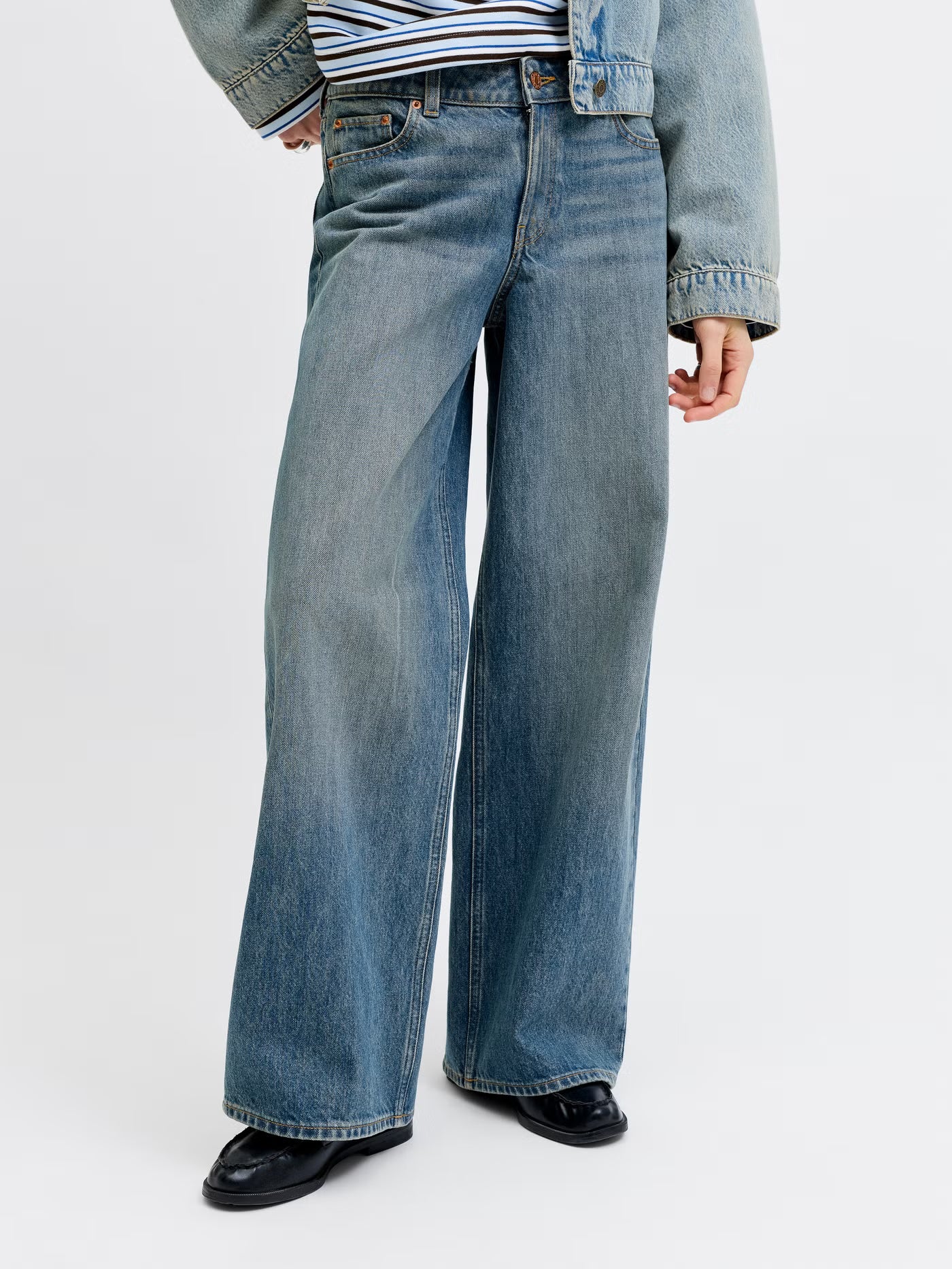 JJXX JXOSLO Archive Wide Jeans on leveälahkeinen farkkumalli keskikorkealla vyötäröllä. Haalistettu pesu ja rento istuvuus tekevät farkuista helposti yhdisteltävät.