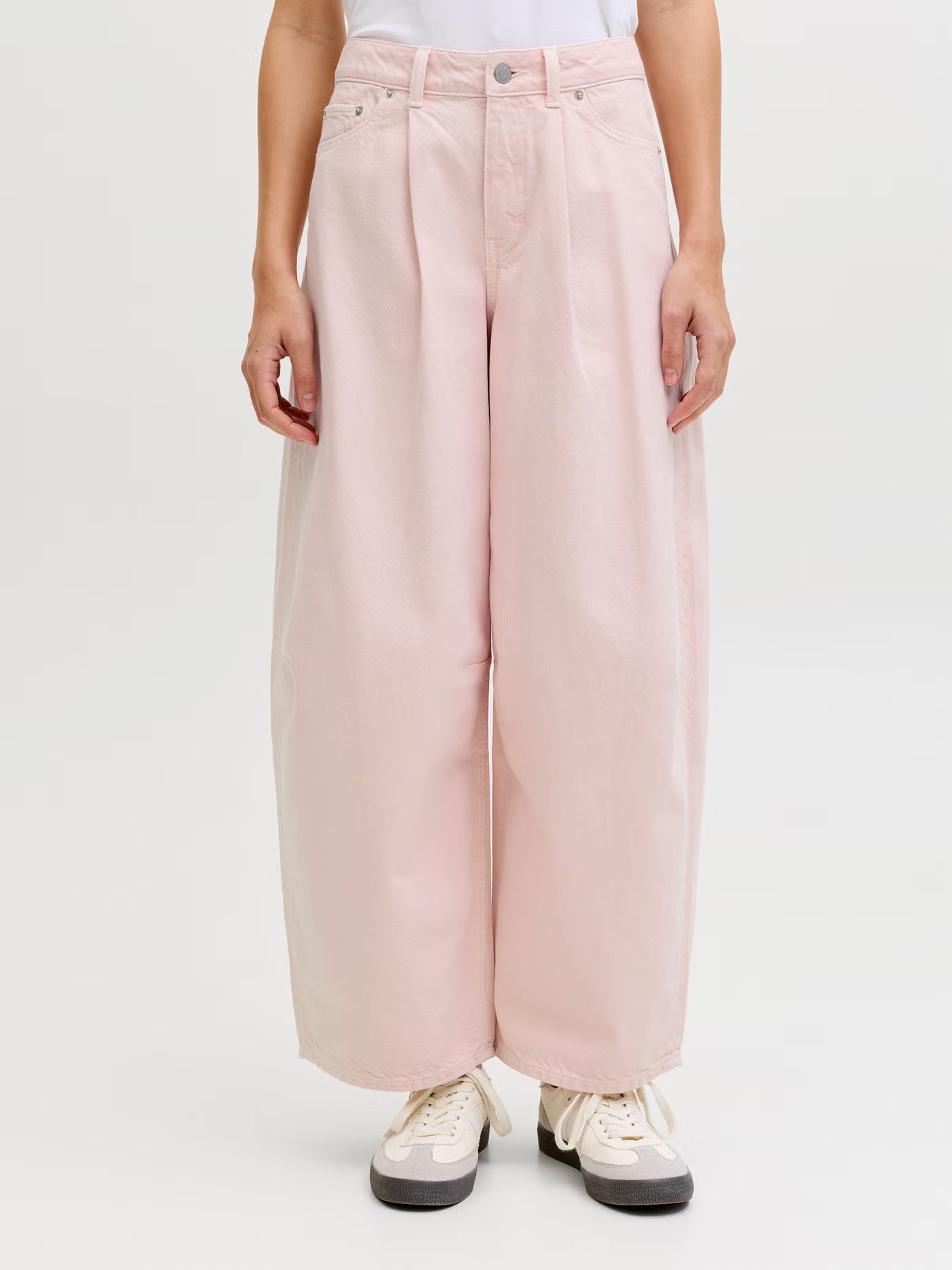 Moderni naisten barrel-malli ja cropattu pituus tuovat asuun persoonallista ilmettä, joka toimii täydellisesti, kun haluat jotain hieman tavallisesta poikkeavaa. Vaaleanpunainen barrel erottuu edukseen. 