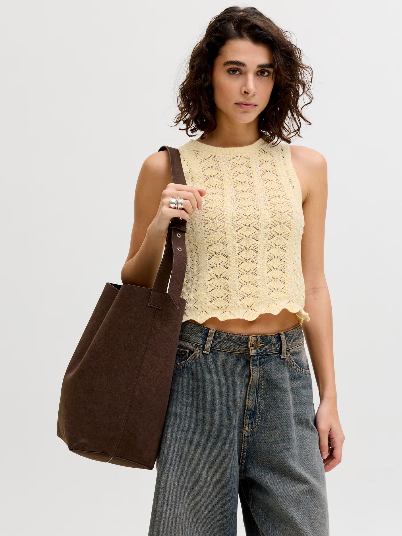 Vaaleankeltainen puuvillatoppi. Topissa kaunis kuvioneulos ja pyöreä pääntie. Naisten crop top.