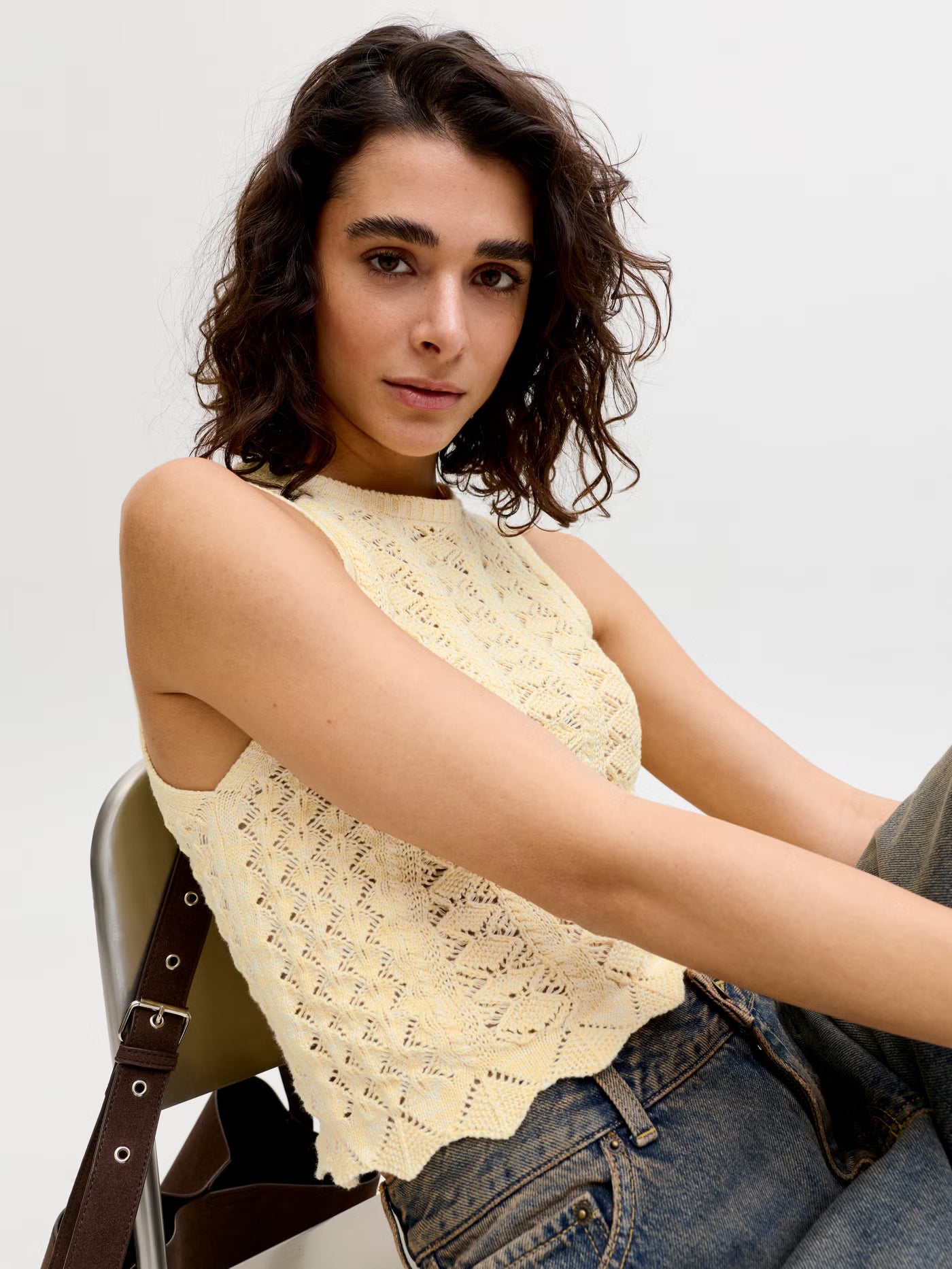 Vaaleankeltainen puuvillatoppi. Topissa kaunis kuvioneulos ja pyöreä pääntie. Naisten crop top.