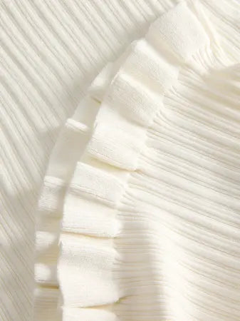 Tämä kaunis kermanvärinen neuletoppi on raikas ja naisellinen lisä vaatekaappiin. Kevyessä neuloksessa on hienovarainen struktuuri, joka tuo pintaan elävyyttä ja tekee topista hauskemman mutta helposti yhdisteltävän.