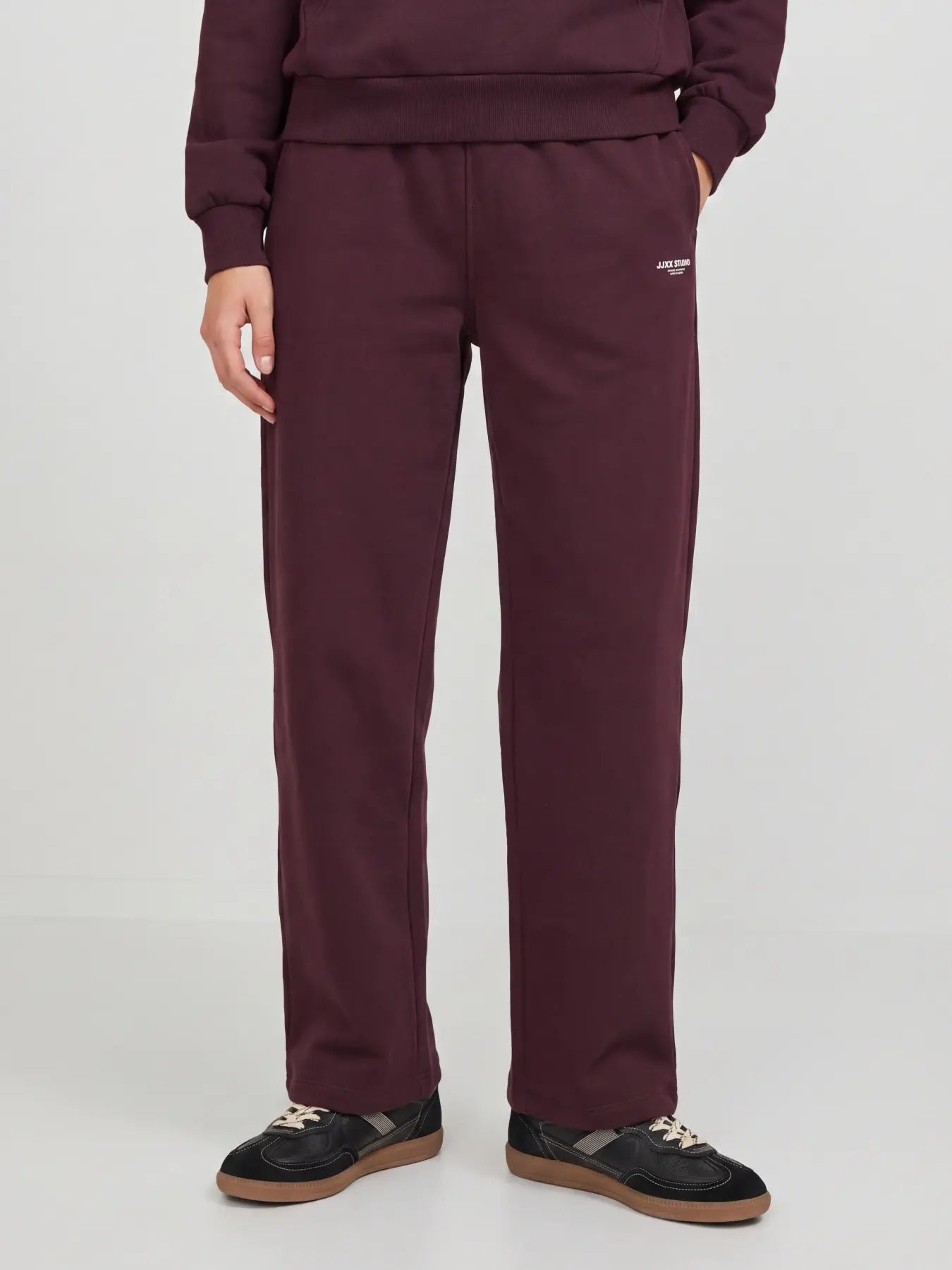 JXSTUDIO VESTERBRO HW Pant Sweat on rento collegehousu korkealla vyötäröllä ja väljällä istuvuudella. Pehmeä luomupuuvillasekoite tekee mallista mukavan.