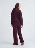 JXSTUDIO VESTERBRO HW Pant Sweat on rento collegehousu korkealla vyötäröllä ja väljällä istuvuudella. Pehmeä luomupuuvillasekoite tekee mallista mukavan.