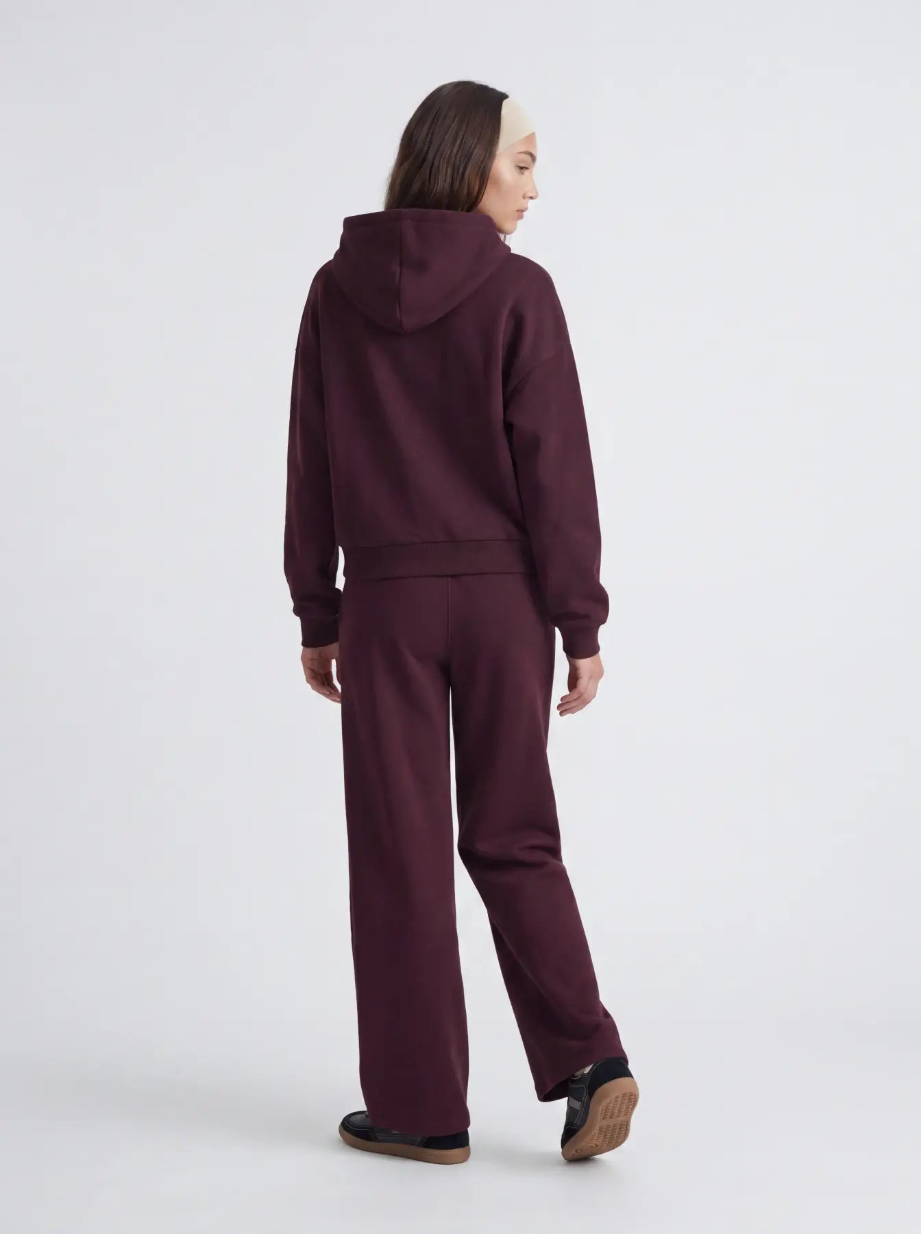 JXSTUDIO VESTERBRO HW Pant Sweat on rento collegehousu korkealla vyötäröllä ja väljällä istuvuudella. Pehmeä luomupuuvillasekoite tekee mallista mukavan.