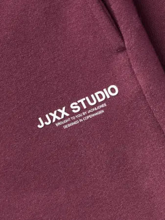 JXSTUDIO VESTERBRO HW Pant Sweat on rento collegehousu korkealla vyötäröllä ja väljällä istuvuudella. Pehmeä luomupuuvillasekoite tekee mallista mukavan.