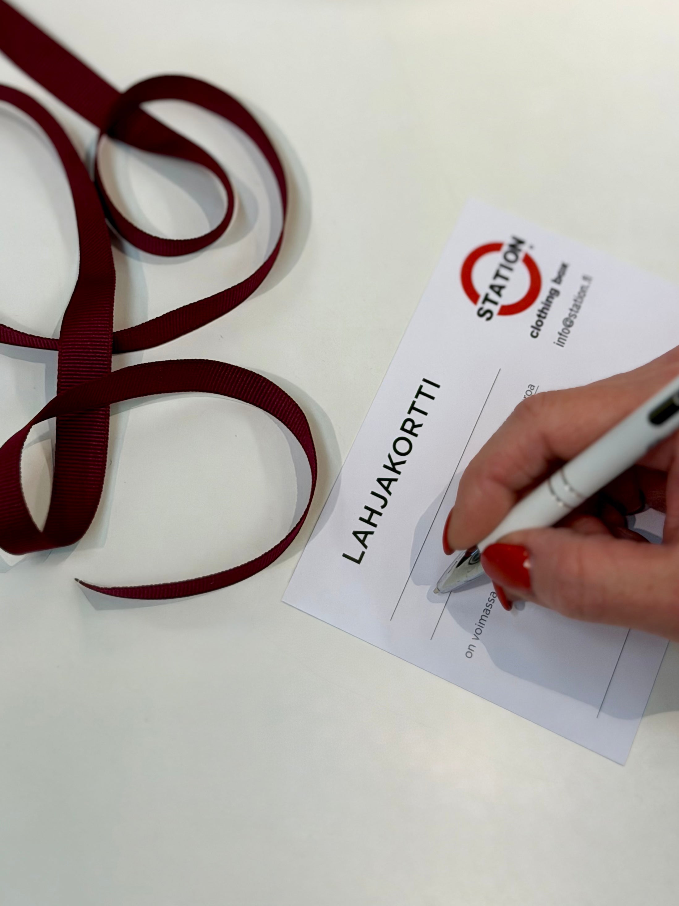 Lahjakortti verkkokauppaamme ilahduttaa lahjansaajaa taatusti. Valitse sopiva summa, jonka voi käyttää myös osissa.