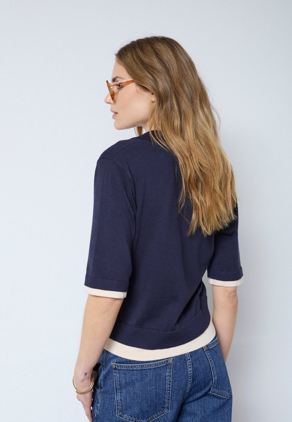 Co’Couture LueCC Crop Cardigan on lyhyt tummansininen neuletakki, jossa on kaulus, lyhyet hihat ja nappikiinnitys. Väljä malli sopii helposti kerrostamiseen.
