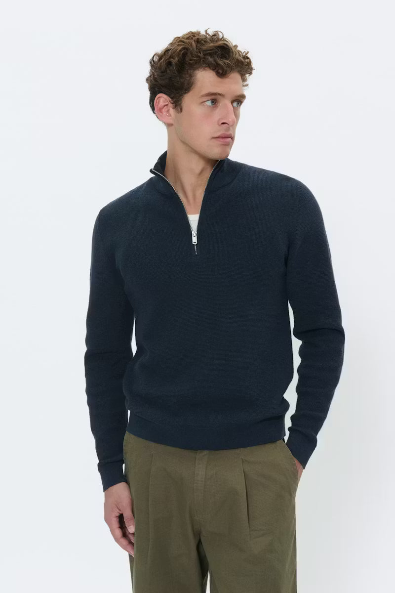Matinique Malagoon half zip on klassinen ja rento neule, joka toimii täydellisesti arjessa. Pehmeä ja hengittävä kangas tuntuu miellyttävältä päällä.
