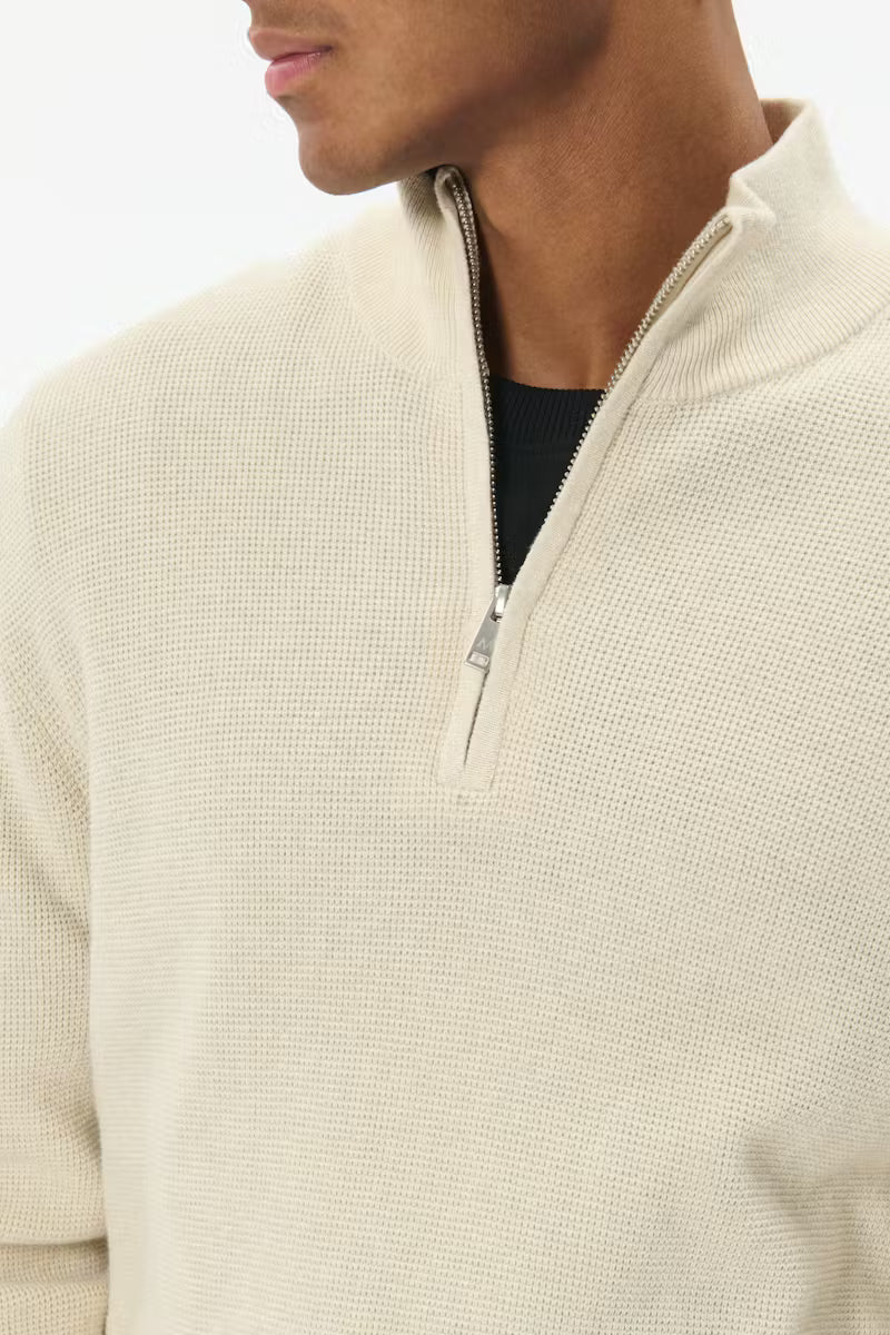 Matinique Malagoon half zip on klassinen ja rento neule, joka toimii täydellisesti arjessa. Pehmeä ja hengittävä kangas tuntuu miellyttävältä päällä.