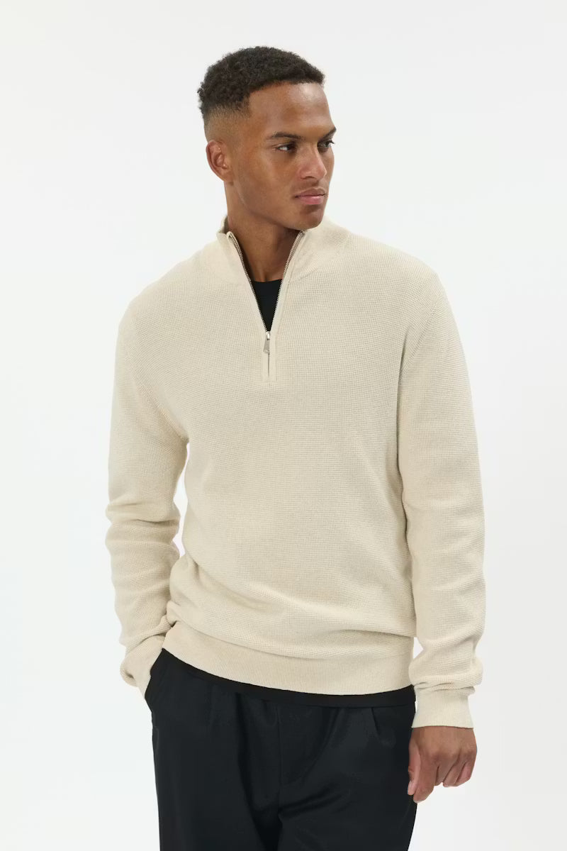 Matinique Malagoon half zip on klassinen ja rento neule, joka toimii täydellisesti arjessa. Pehmeä ja hengittävä kangas tuntuu miellyttävältä päällä.