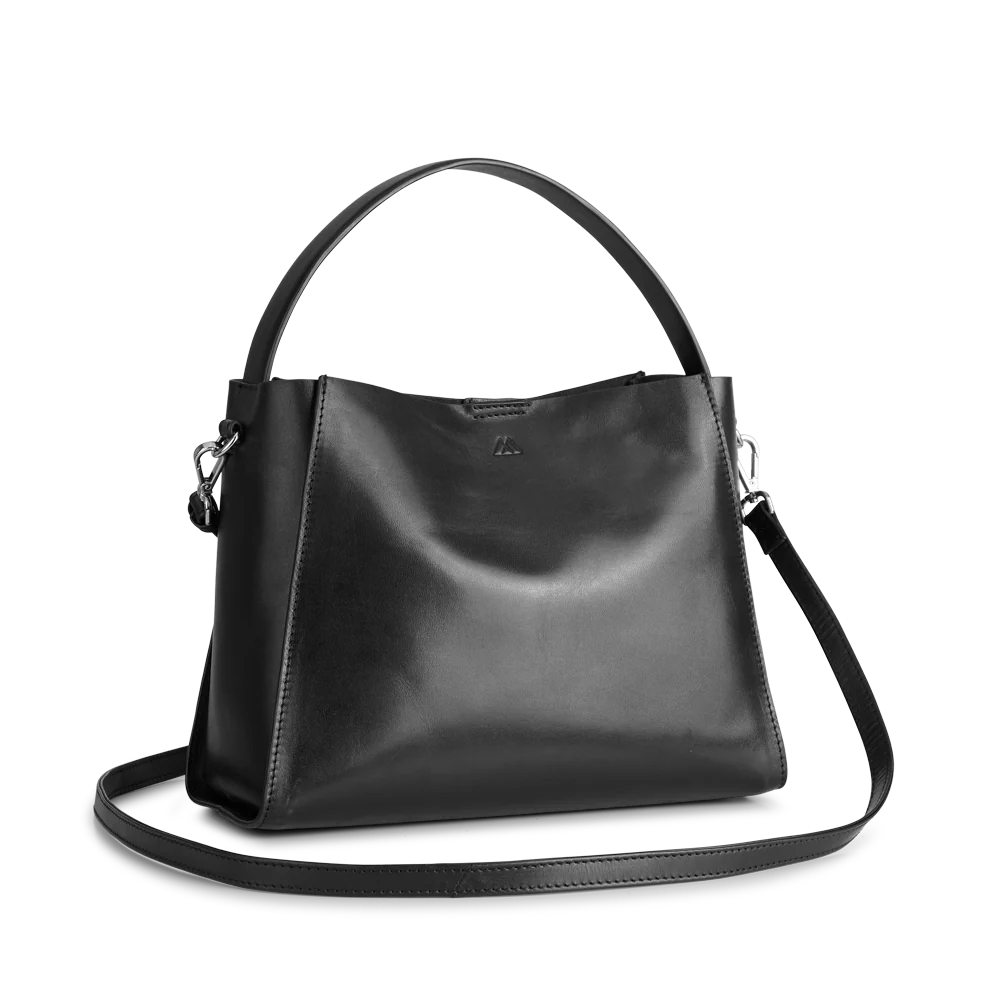 Markberg RayneMBG on tilava ja minimalistinen nahkalaukku, jota voi kantaa kädessä tai crossbodyna. Kasvivärjätty nahka patinoituu kauniisti käytössä.