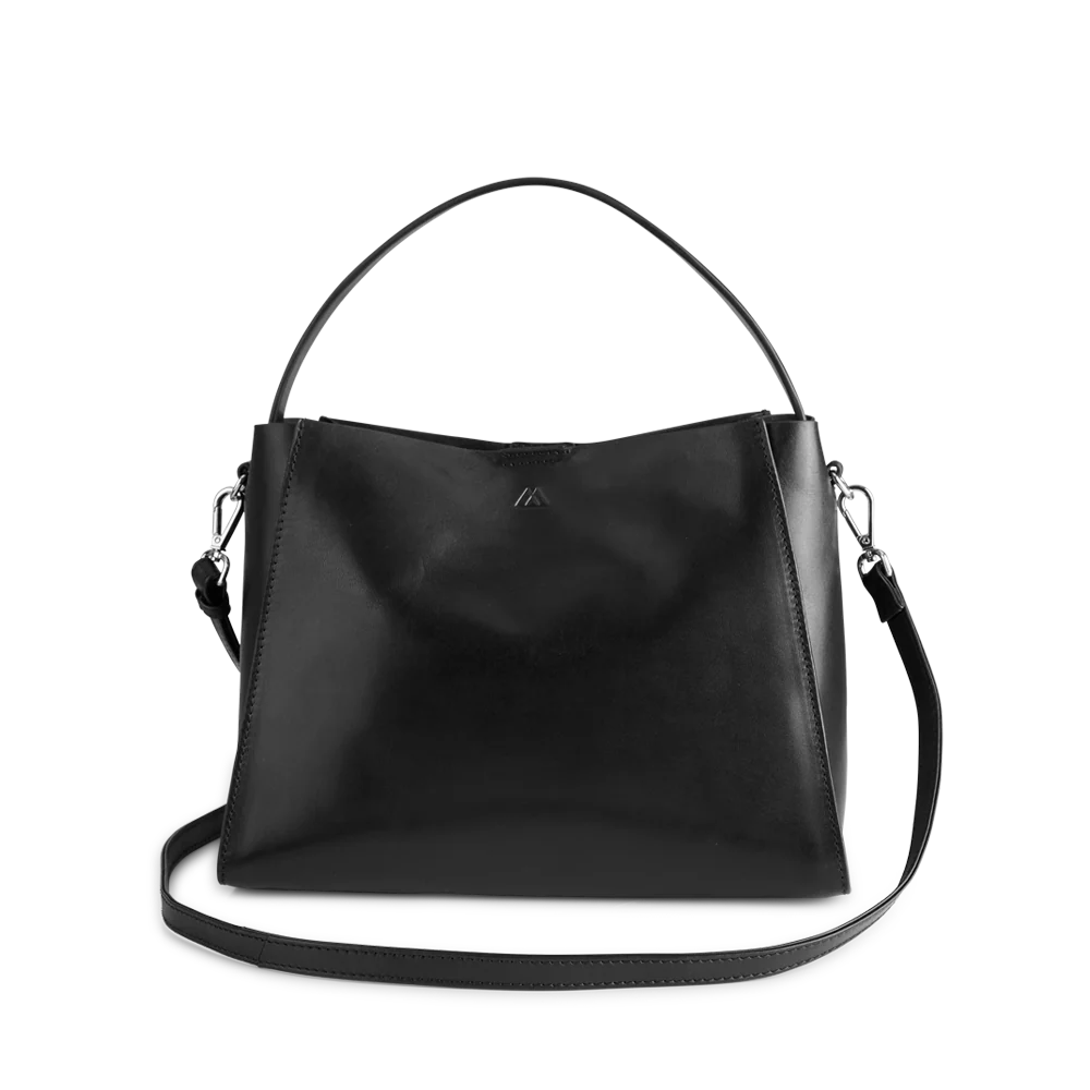 Markberg RayneMBG on tilava ja minimalistinen nahkalaukku, jota voi kantaa kädessä tai crossbodyna. Kasvivärjätty nahka patinoituu kauniisti käytössä.