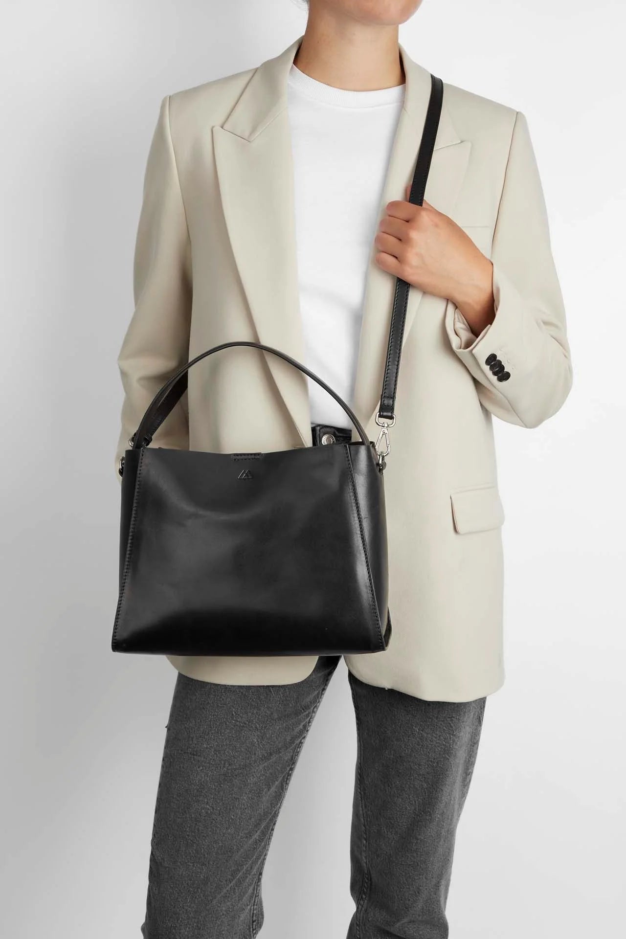 Markberg RayneMBG on tilava ja minimalistinen nahkalaukku, jota voi kantaa kädessä tai crossbodyna. Kasvivärjätty nahka patinoituu kauniisti käytössä.