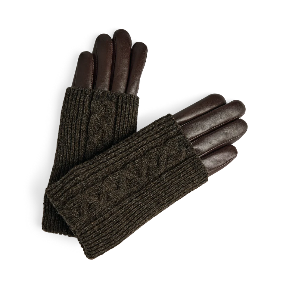 HellyMBG Cable Knit -käsineissä yhdistyvät palmikkoneule, lampaannahka ja lämmin villasekoitevuori. Väri Dark Brown.