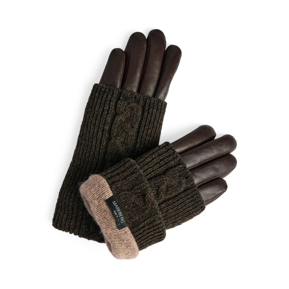 HellyMBG Cable Knit -käsineissä yhdistyvät palmikkoneule, lampaannahka ja lämmin villasekoitevuori. Väri Dark Brown.