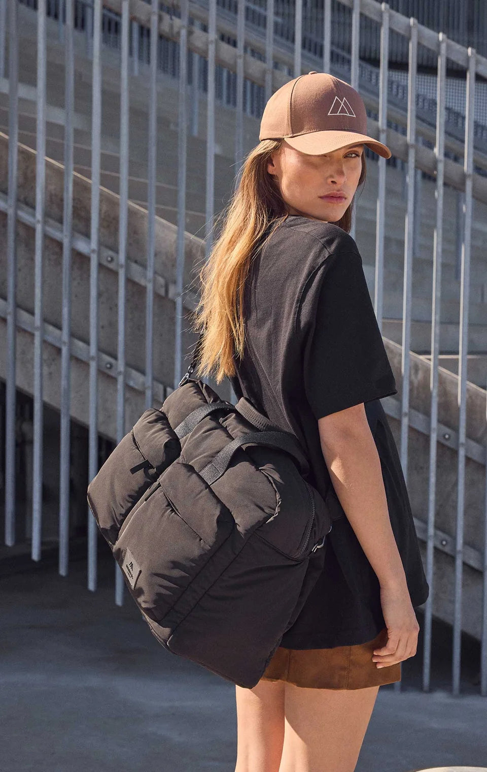 Tilava MoreMBG Weekend Bag -viikonloppulaukku kierrätetystä polyesteristä. 32 l, vettähylkivä pinta, taskuja ja säädettävä olkahihna.