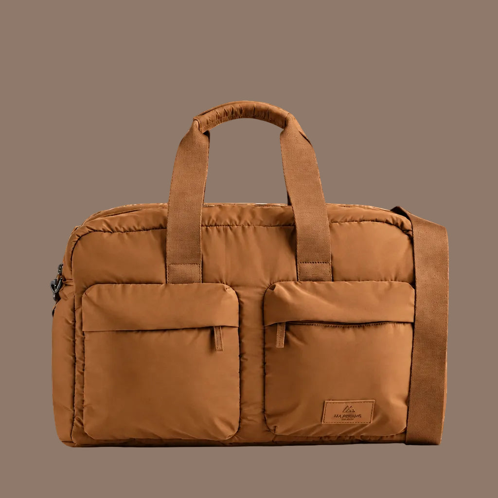 Tilava MoreMBG Weekend Bag -viikonloppulaukku kierrätetystä polyesteristä. 32 l, vettähylkivä pinta, taskuja ja säädettävä olkahihna.