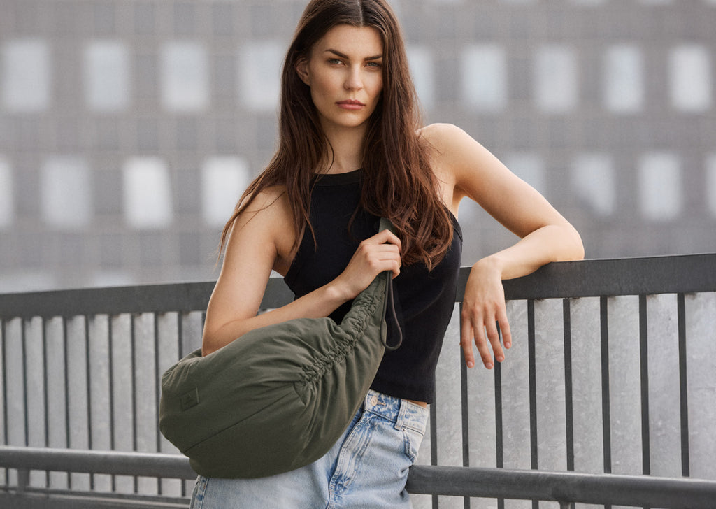 Tyylikäs ja tilava laukku, jonka ilme on rento ja urheilullinen. Täydellinen treenikassiksi tai jokapäiväiseen käyttöön, kun haluat laukun, joka seuraa mukana kaikessa menossa.