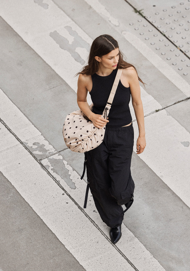 Tyylikäs ja tilava laukku, jonka ilme on rento ja urheilullinen. Täydellinen treenikassiksi tai jokapäiväiseen käyttöön, kun haluat laukun, joka seuraa mukana kaikessa menossa.