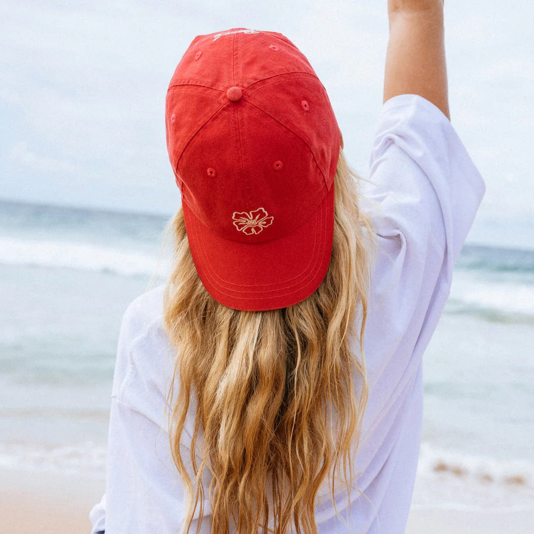 Mixed 6 Panel Cap -lippalakki tuo asuun raikkaan väripilkun ja viimeistelee rennon tyylin. Klassinen kuusipaneelinen malli istuu hyvin päähän, ja kevyesti kaartuva lippa suojaa auringolta.