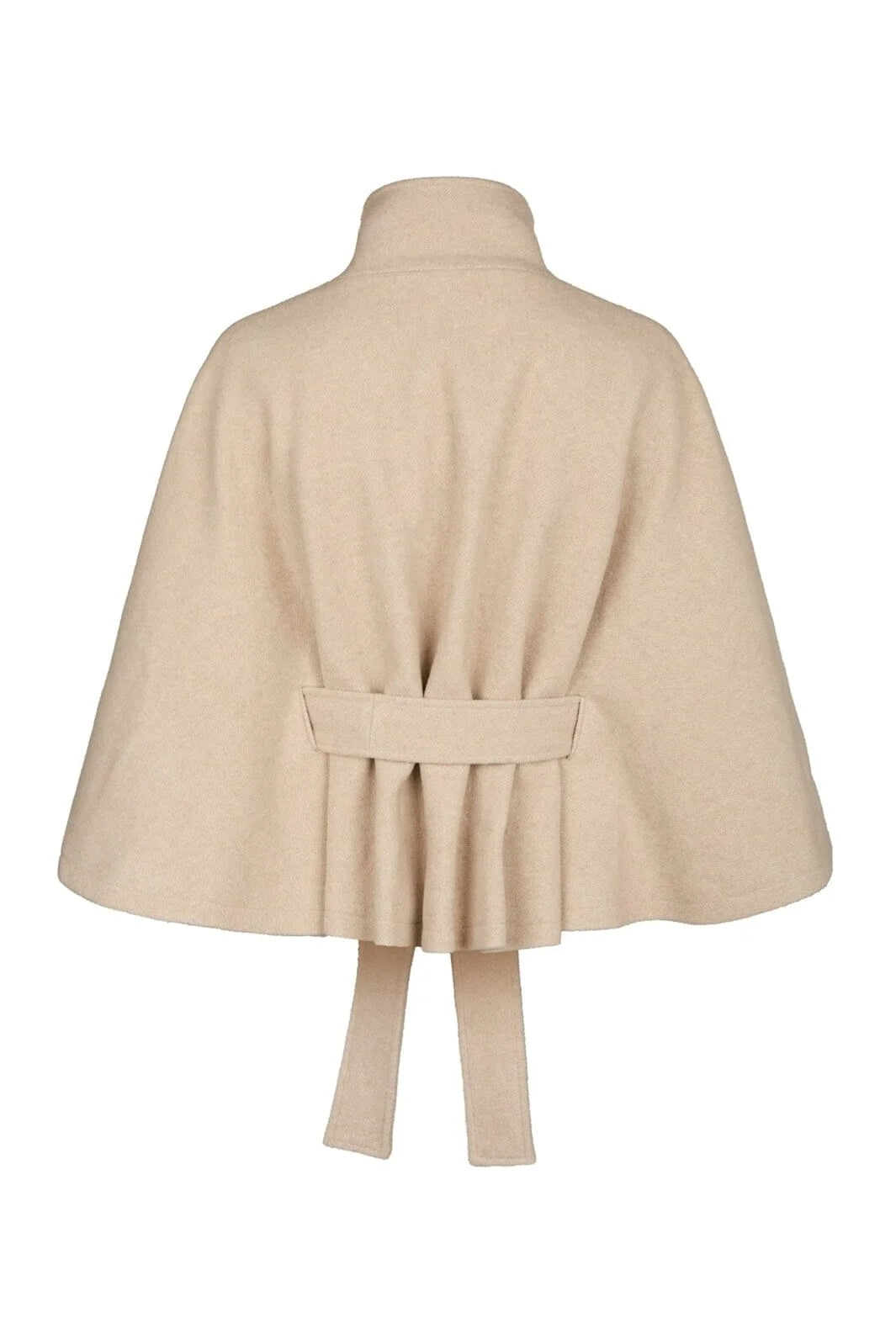 Neo Noir Cape Jacket on tyylikäs lyhyt villasekoitetakki viittamaisella leikkauksella. Korkea kaulus, vyötärövyö ja ajaton hiekan sävy viimeistelevät ilmeen.