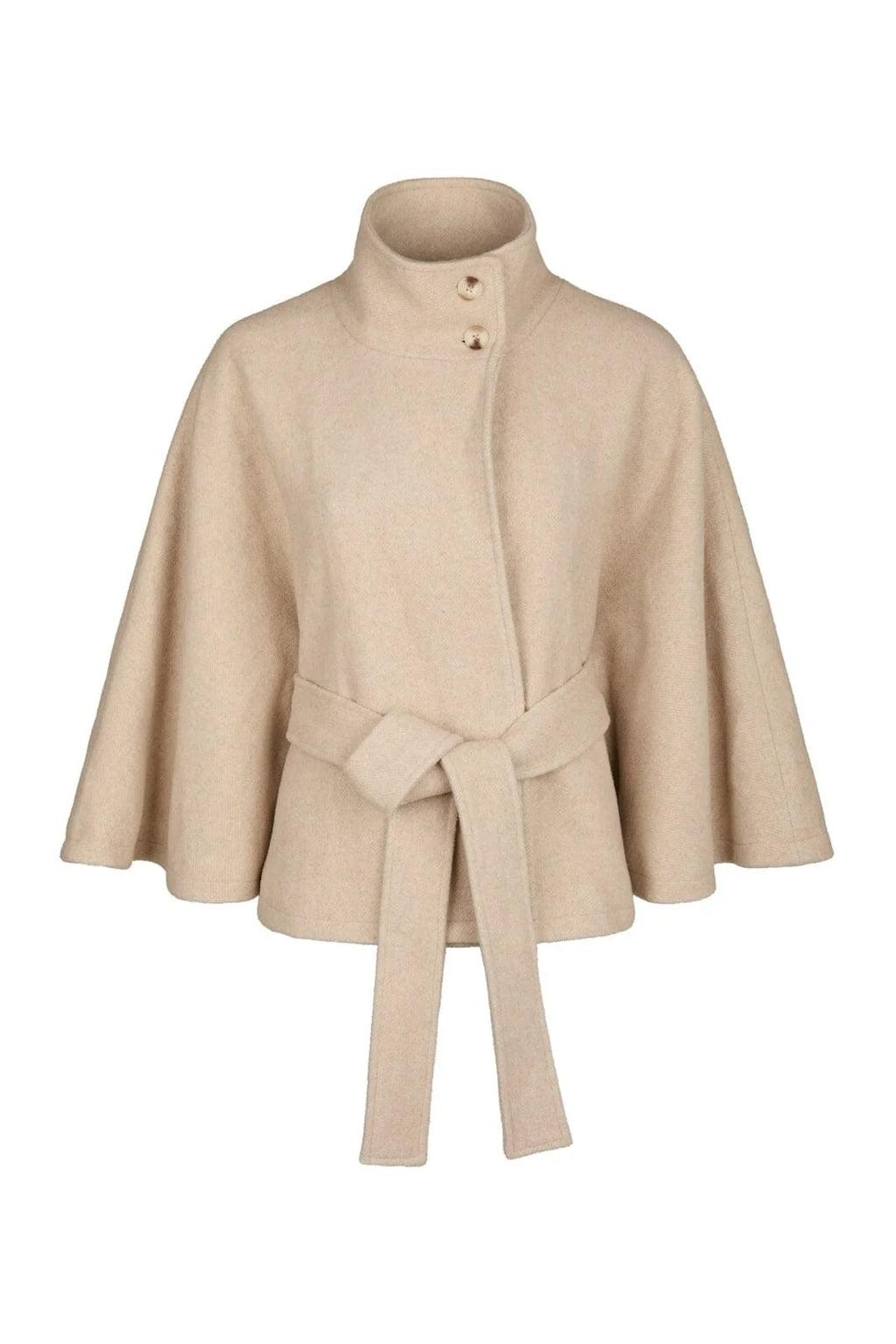 Neo Noir Cape Jacket on tyylikäs lyhyt villasekoitetakki viittamaisella leikkauksella. Korkea kaulus, vyötärövyö ja ajaton hiekan sävy viimeistelevät ilmeen.