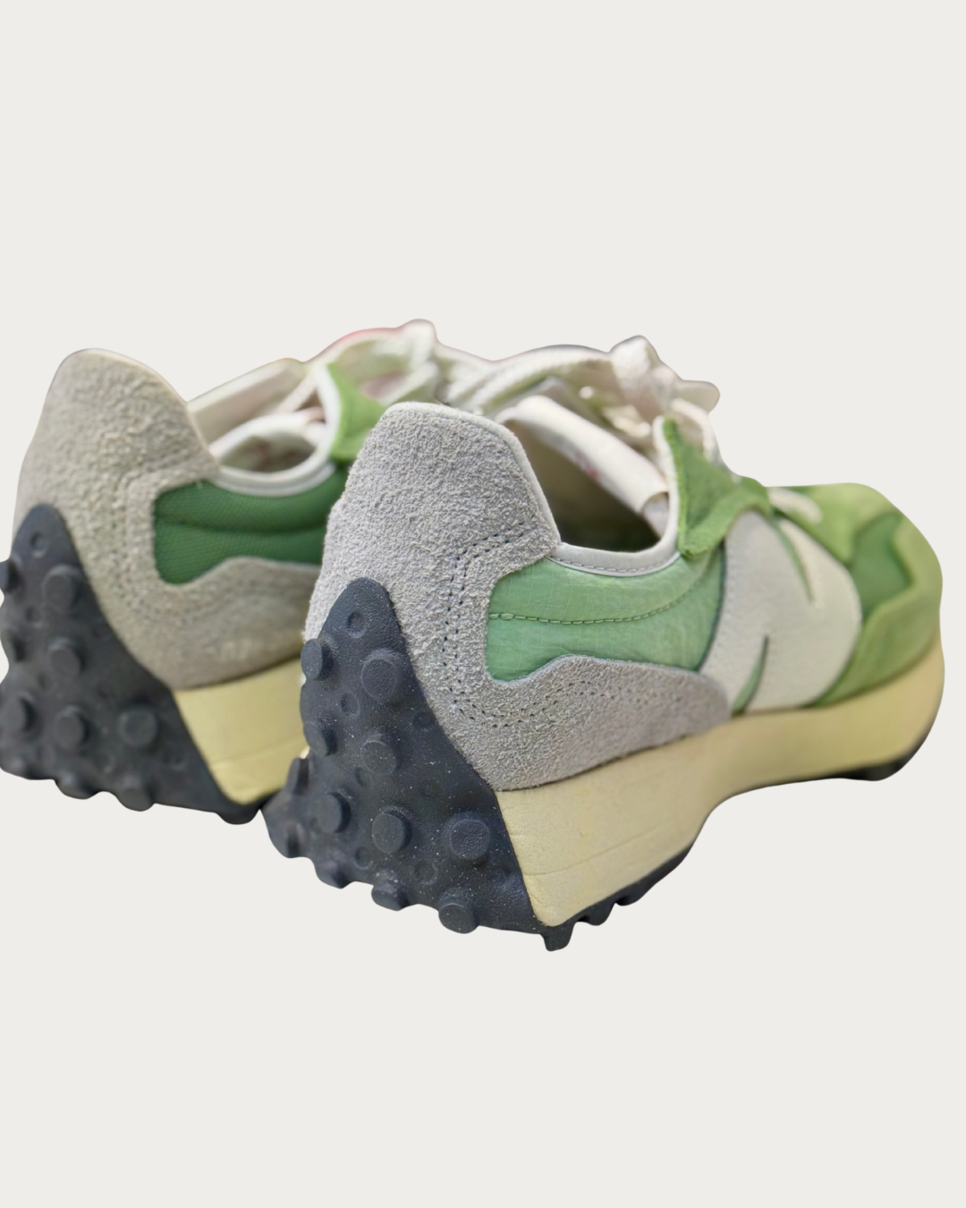 New Balance 327 -tennarit ammentavat inspiraationsa 1970-luvun juoksukenkäinnovaatioista, ajalta jolloin juoksusta tuli suosittu vapaa-ajan harrastus ja kenkien suunnittelussa alettiin panostaa entistä enemmän suorituskykyyn ja mukavuuteen. Tämä ikoninen malli tuo tuon aikakauden klassiset elementit nykypäivään modernilla ja raikkaalla tavalla.
