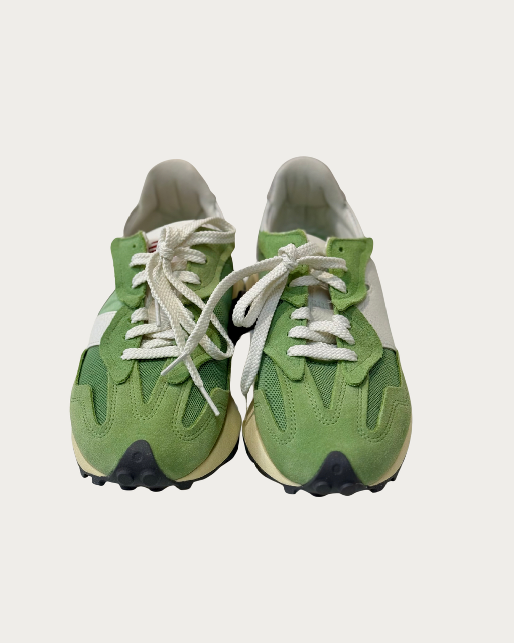 New Balance 327 -tennarit ammentavat inspiraationsa 1970-luvun juoksukenkäinnovaatioista, ajalta jolloin juoksusta tuli suosittu vapaa-ajan harrastus ja kenkien suunnittelussa alettiin panostaa entistä enemmän suorituskykyyn ja mukavuuteen. Tämä ikoninen malli tuo tuon aikakauden klassiset elementit nykypäivään modernilla ja raikkaalla tavalla.