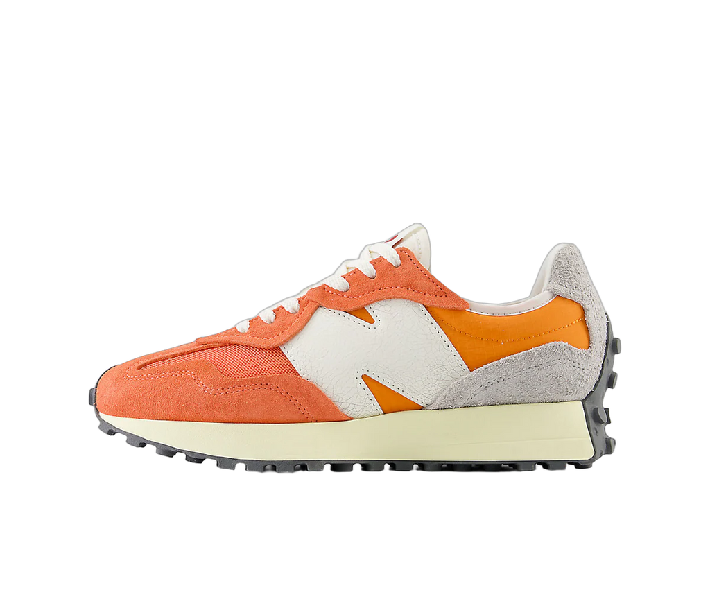 New Balance 327 -tennarit ammentavat inspiraationsa 1970-luvun juoksukenkäinnovaatioista, ajalta jolloin juoksusta tuli suosittu vapaa-ajan harrastus ja kenkien suunnittelussa alettiin panostaa entistä enemmän suorituskykyyn ja mukavuuteen. Tämä ikoninen malli tuo tuon aikakauden klassiset elementit nykypäivään modernilla ja raikkaalla tavalla.