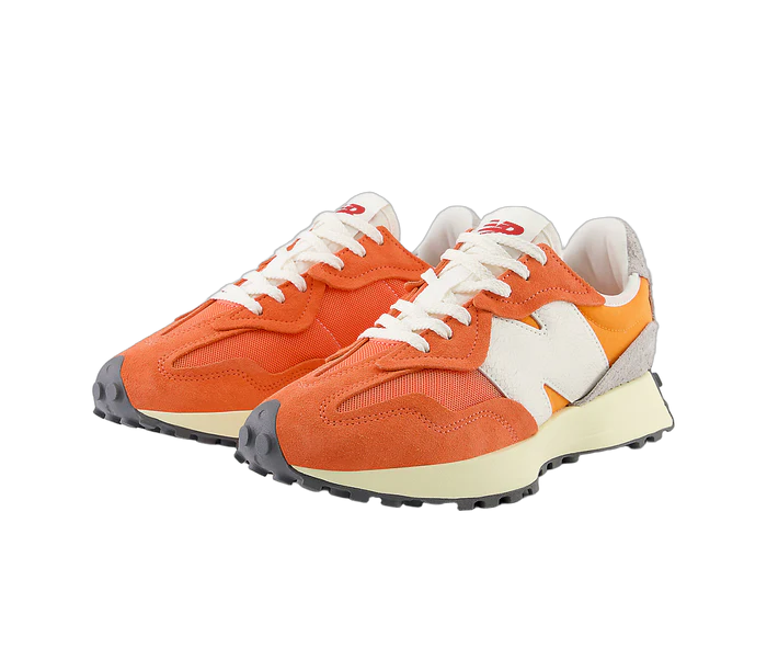 New Balance 327 -tennarit ammentavat inspiraationsa 1970-luvun juoksukenkäinnovaatioista, ajalta jolloin juoksusta tuli suosittu vapaa-ajan harrastus ja kenkien suunnittelussa alettiin panostaa entistä enemmän suorituskykyyn ja mukavuuteen. Tämä ikoninen malli tuo tuon aikakauden klassiset elementit nykypäivään modernilla ja raikkaalla tavalla.