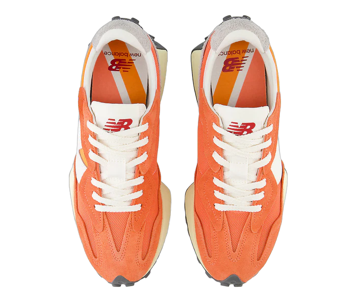 New Balance 327 -tennarit ammentavat inspiraationsa 1970-luvun juoksukenkäinnovaatioista, ajalta jolloin juoksusta tuli suosittu vapaa-ajan harrastus ja kenkien suunnittelussa alettiin panostaa entistä enemmän suorituskykyyn ja mukavuuteen. Tämä ikoninen malli tuo tuon aikakauden klassiset elementit nykypäivään modernilla ja raikkaalla tavalla.