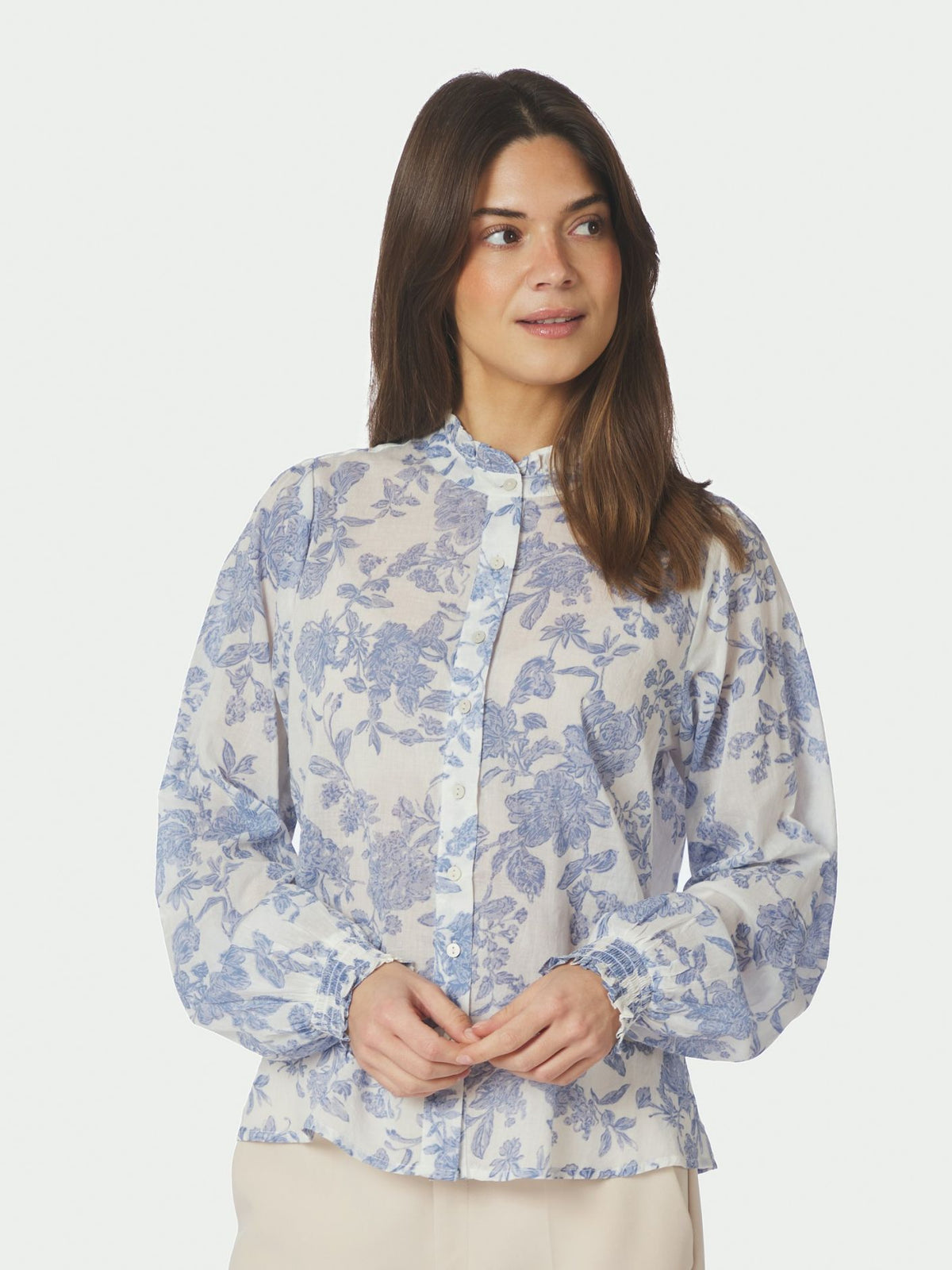 Valkoinen Oda Flower Spring Shirt Paita utuisensinisin kukin ja kauniilla kirjailulla. 100 % puuvillaa. Helppo yhdistää arkeen ja juhlavampaan tyyliin.